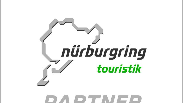 Ein Logo der Nürburgring Touristik mit einer stilisierten Karte des Nürburgrings. Darunter steht das Wort „PARTNER“.