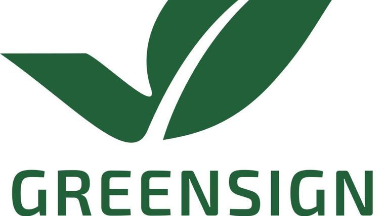 Ein minimalistisches Logo für das Greensign Hotel. Es zeigt ein Blatt und den Hotelnamen in grüner Schrift.