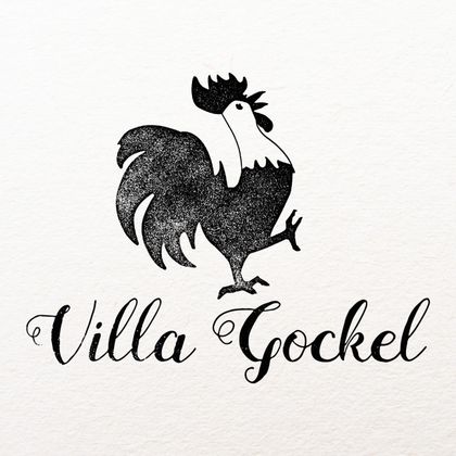 Een gestileerde haan springt naast de tekst "Villa Gockel". Het ontwerp is eenvoudig en helder.
